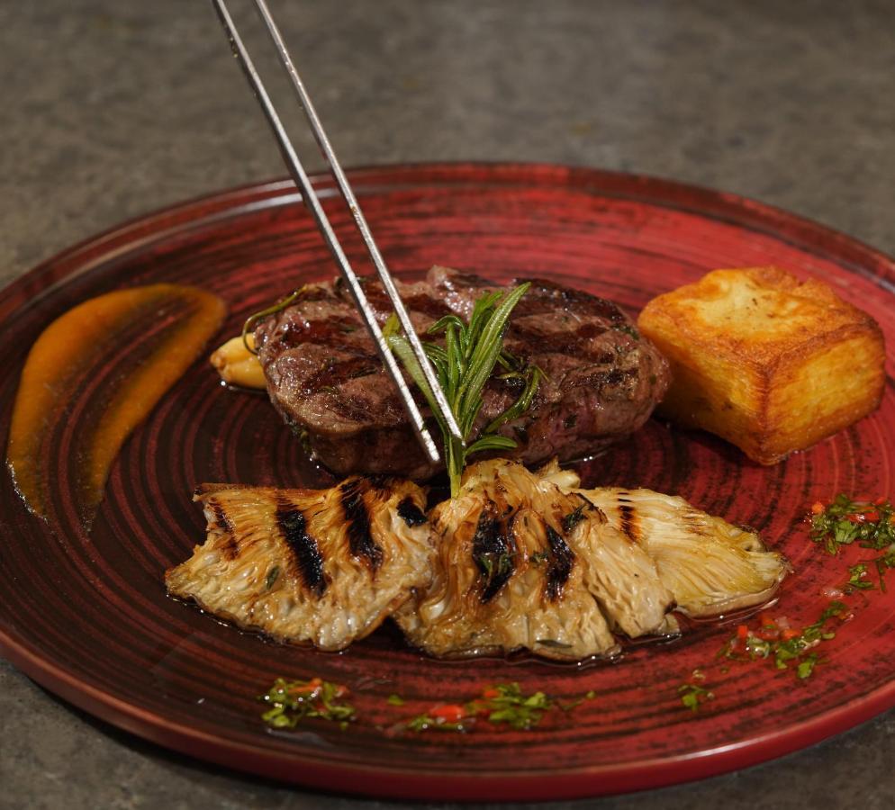 Moevenpick Hotel Istanbul Asia Airport Ngoại thất bức ảnh A steak with grilled pineapple